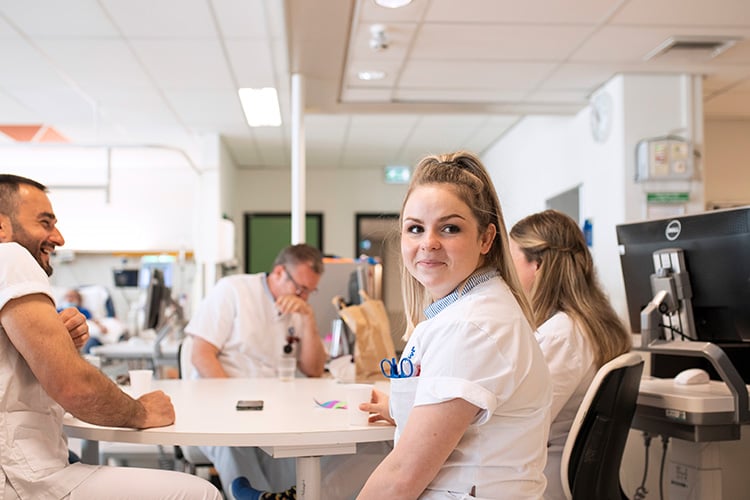 dialyseverpleegkundige aan het werk in het UMC Utrecht
